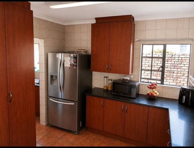 4 BEDROOM HOUSE FOR SALE IN THATCHFIELD